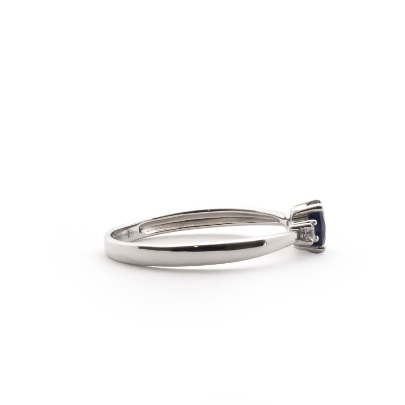 Bague Carador or blanc 375/000, saphir 0,50 cts et oxydes de zirconium