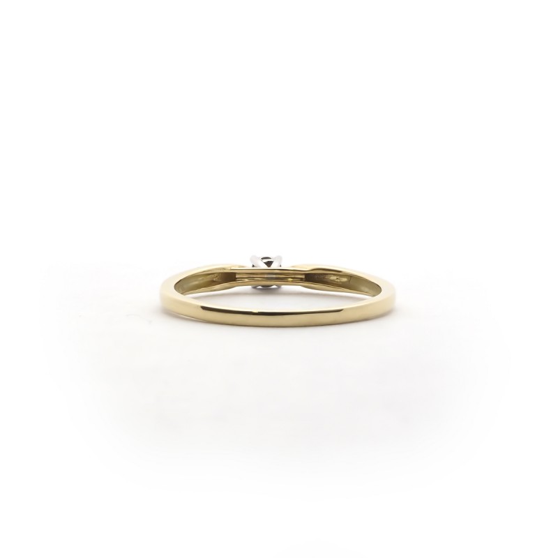 Bague solitaire Carador 4 griffes en or jaune et blanc 375/000 et diamant 0,03 cts