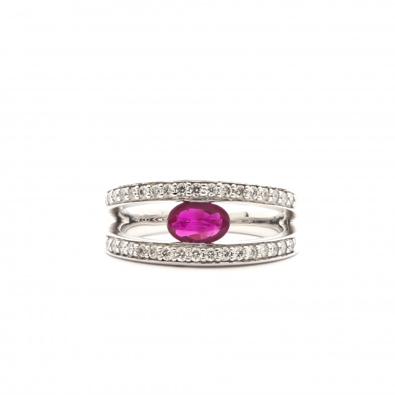 Bague en or blanc  750/000 rubis et diamants