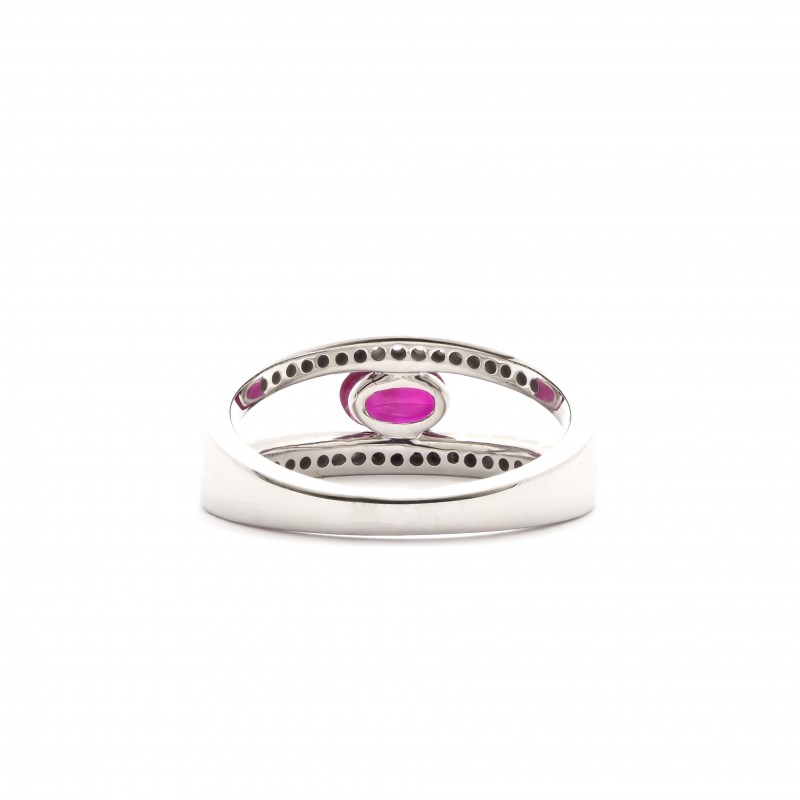 Bague en or blanc  750/000 rubis et diamants