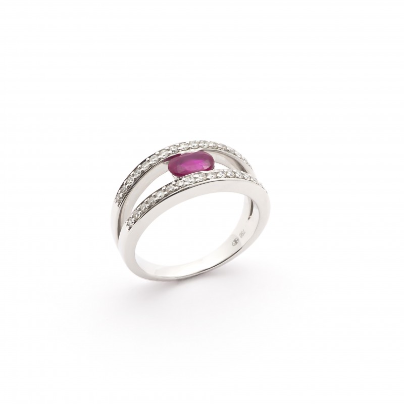 Bague en or blanc  750/000 rubis et diamants