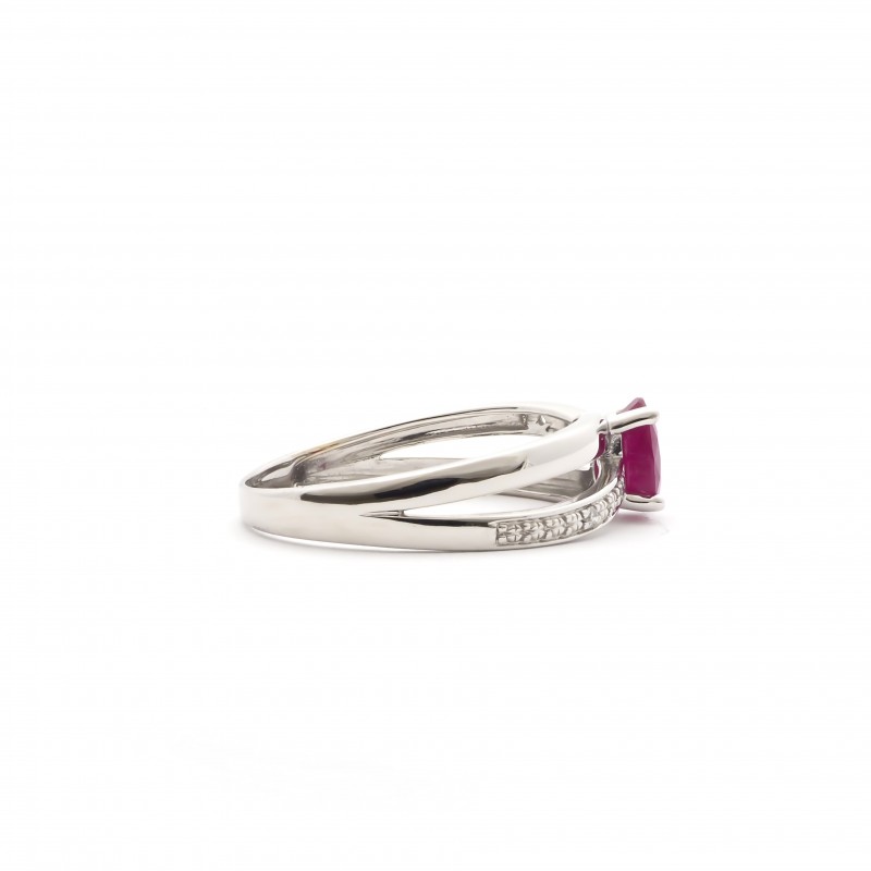Bague en or 750/000 et rubis 0.62 carats et diamants 0.02carats