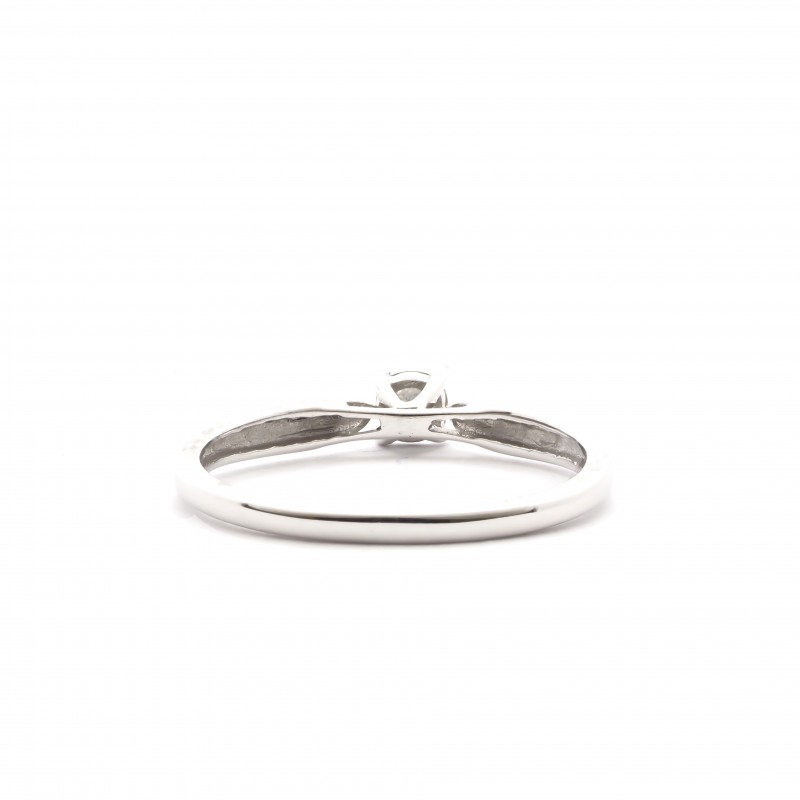 Bague solitaire en or blanc 750/000 et son diamant CARADOR