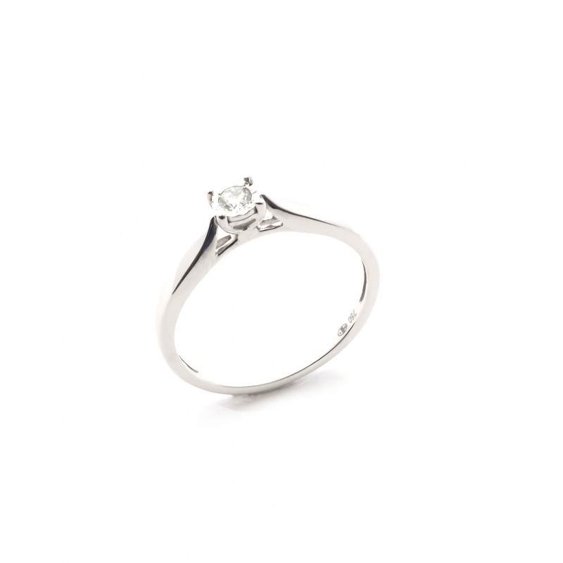 Bague solitaire en or blanc 750/000 et son diamant CARADOR