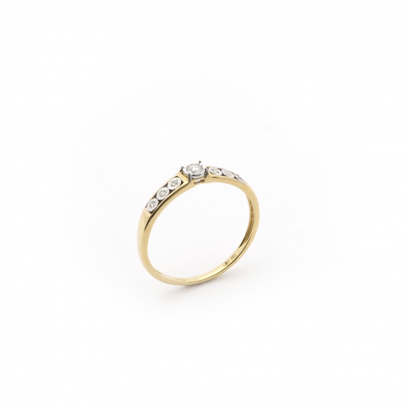 Bague Carador style solitaire accompagné en or jaune 750/000 et diamants