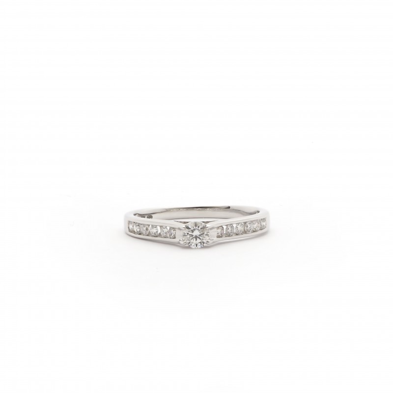 Bague Carador type solitaire accompagné en or blanc 750/000 et diamants 0,33 cts