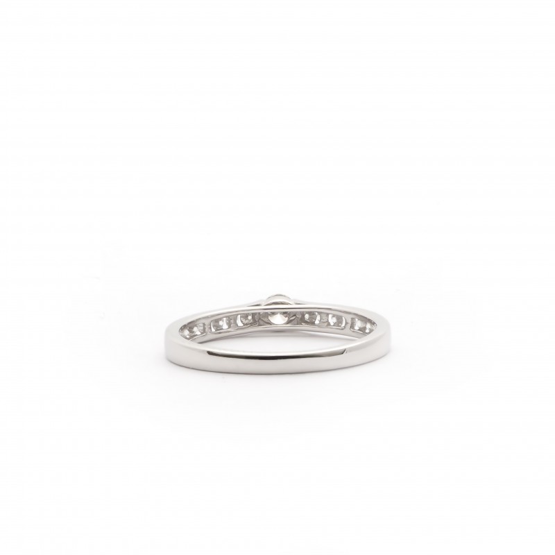 Bague Carador type solitaire accompagné en or blanc 750/000 et diamants 0,33 cts