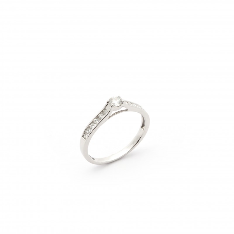 Bague Carador type solitaire accompagné en or blanc 750/000 et diamants 0,33 cts