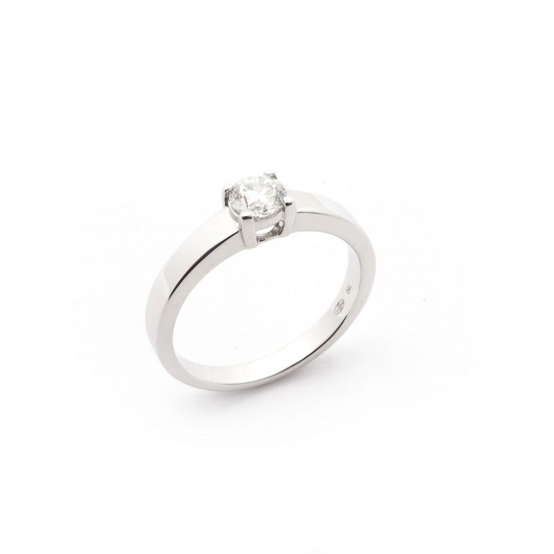 Bague solitaire en or 750/000 Diamant de chez CARADOR