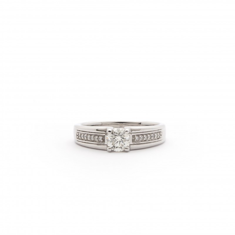 Bague solitaire accompagné Carador en or blanc 750/000 et diamants 0,45 cts
