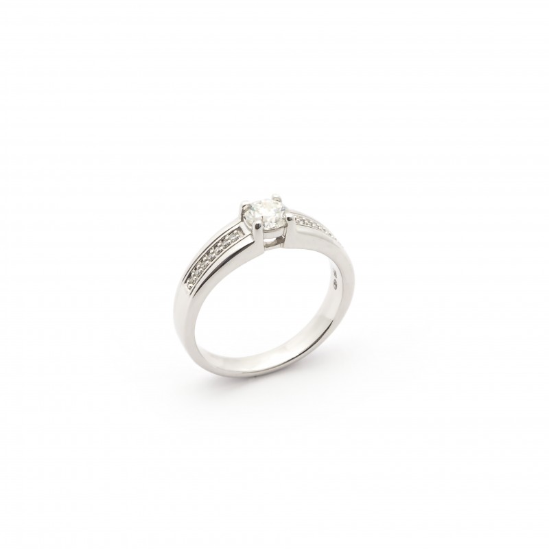 Bague solitaire accompagné Carador en or blanc 750/000 et diamants 0,45 cts