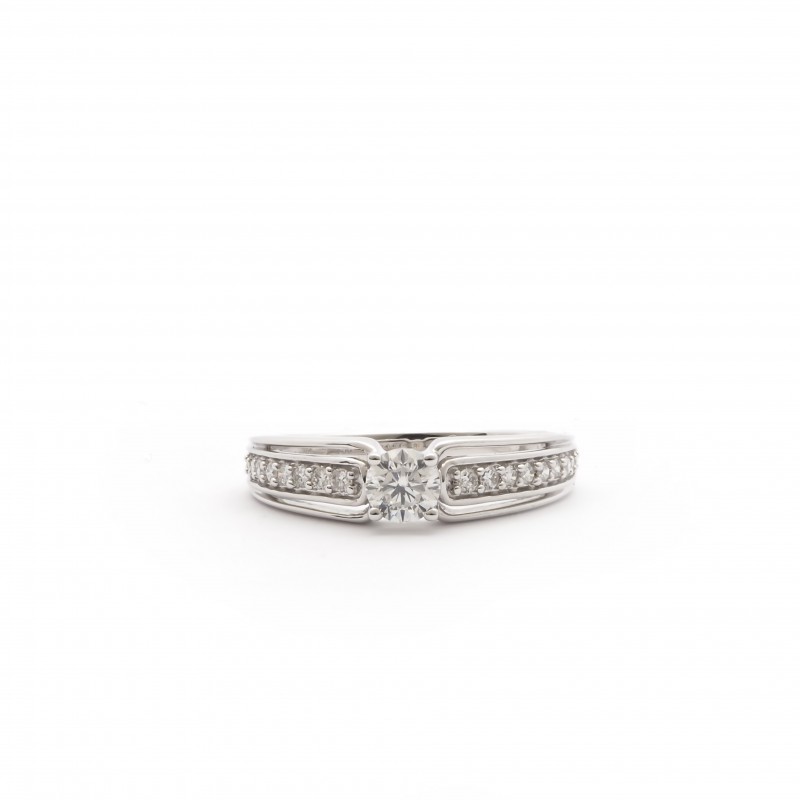 Bague solitaire accompagné multi-rang Carador en or blanc 750/000 et diamants