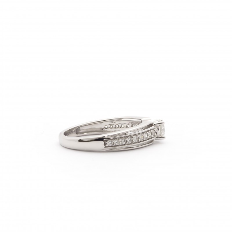 Bague solitaire accompagné multi-rang Carador en or blanc 750/000 et diamants