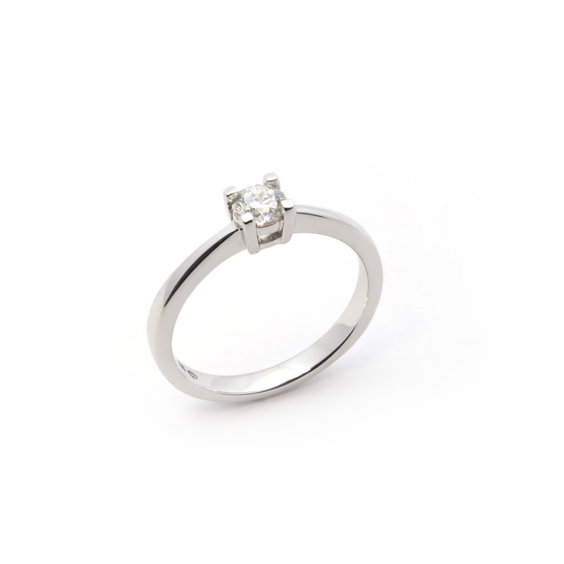 Bague solitaire Carador en or blanc 750/000 et diamant 0.31 cts