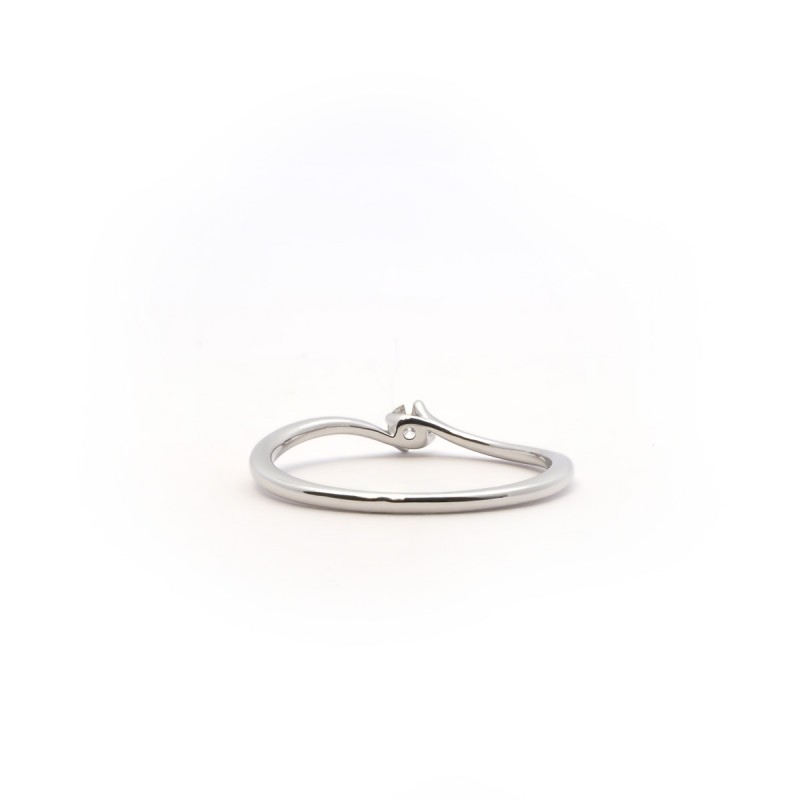 Bague solitaire torsade en or 750/000 et son diamant