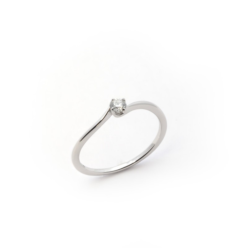 Bague solitaire torsade en or 750/000 et son diamant