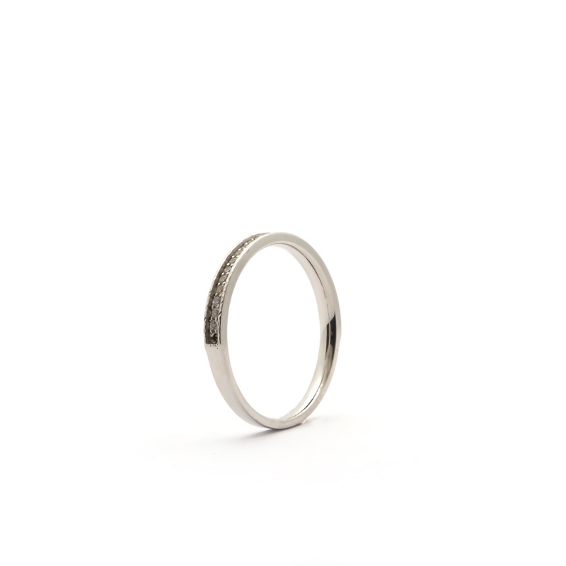 Alliance Carador de fabrication française en or blanc 375/000 et diamants