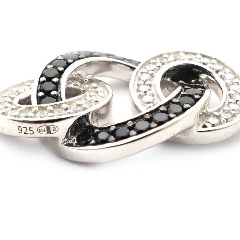 Bracelet en argent aux formes allongées et entrelacées et oxydes de zircunium noirs et blancs