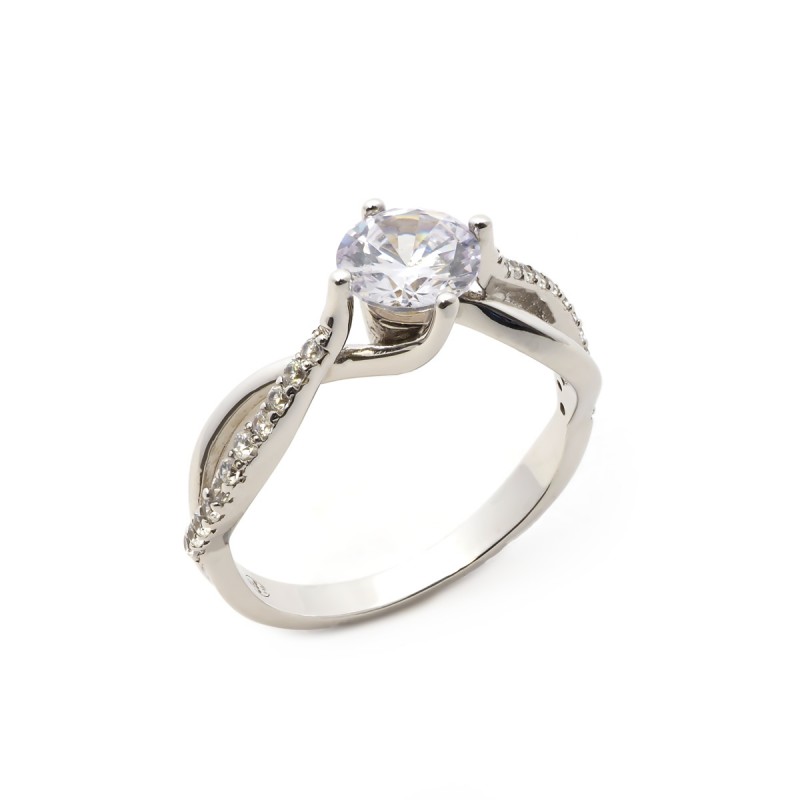 Bague solitaire accompagnée d'oxydes de zirconium