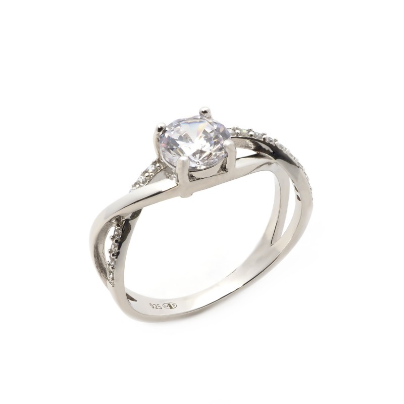 Bague solitaire accompagnée d'oxydes de zirconium