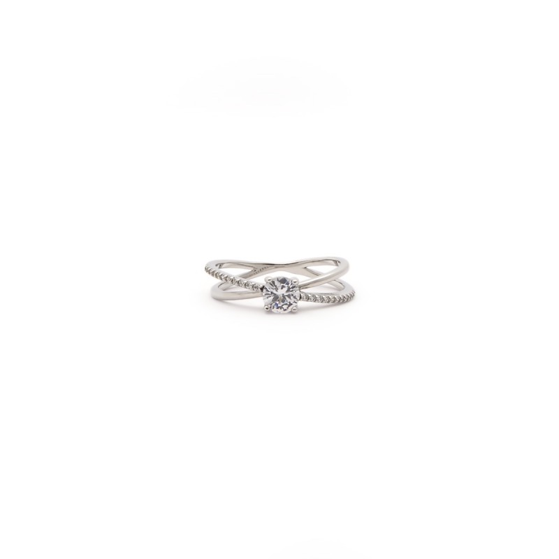 Bague solitaire accompagnée d'oxydes de zirconium