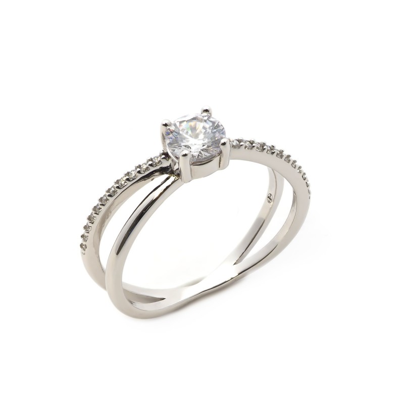 Bague solitaire accompagnée d'oxydes de zirconium