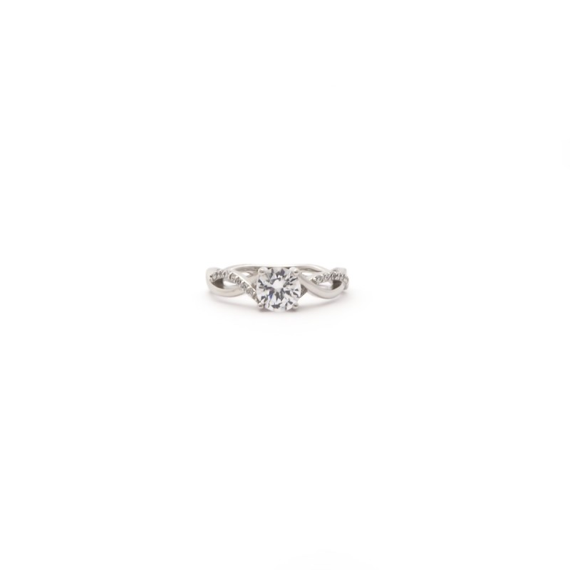 Bague solitaire accompagnée d'oxydes de zirconium