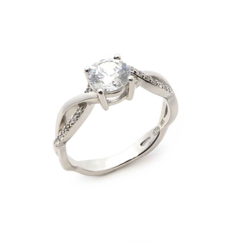 Bague solitaire accompagnée d'oxydes de zirconium