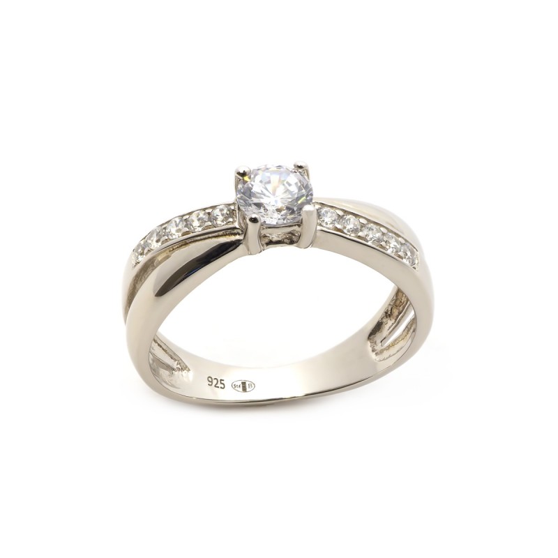 Bague solitaire accompagnée d'oxydes de zirconium