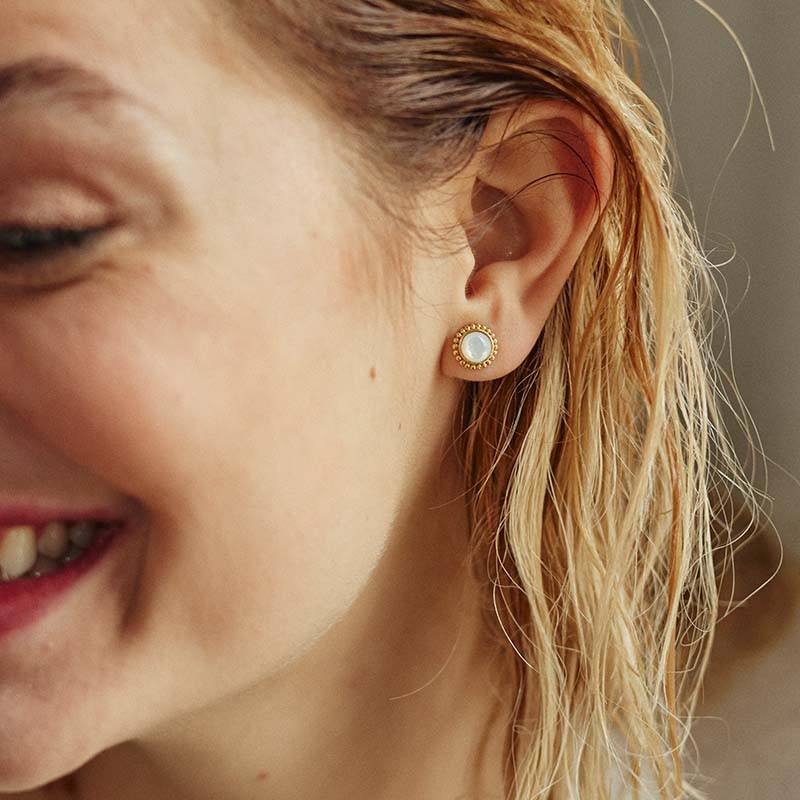 BOUCLES D'OREILLES CLOUS FLOWERS FOR ZOE ELEANOR EN ARGENT DORE ET NACRE