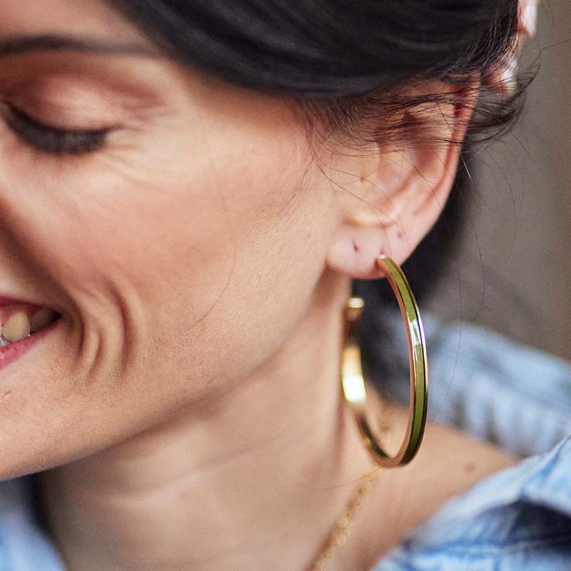 BOUCLES D'OREILLES DEMI CREOLES FLOWERS FOR ZOE MAGIE OLIVE VERNIS EN ARGENT DORE