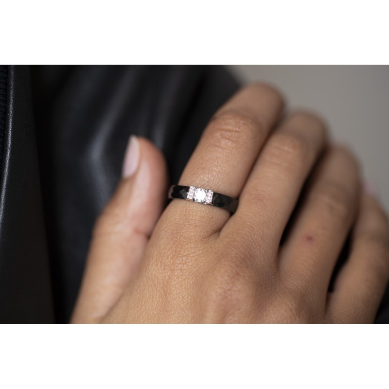 Bague Femme Carador en Céramique noire facettée avec oxydes de zirconium