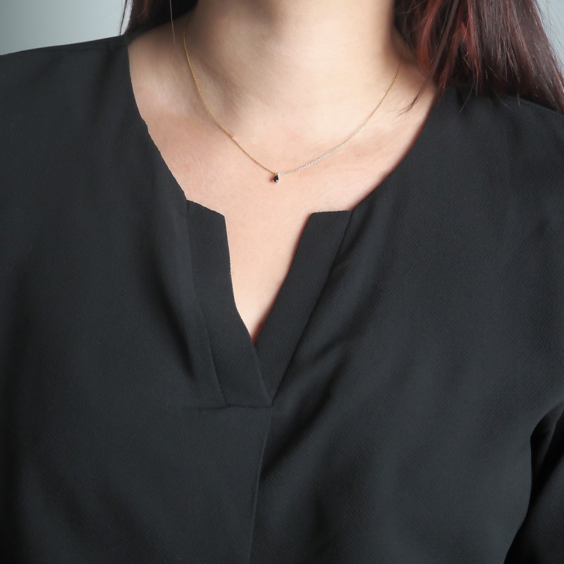 Collier solitaire femme carador en or jaune 375/000 et saphir en forme de goutte
