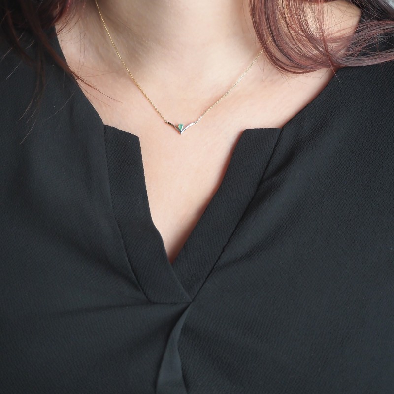 Collier solitaire femme carador en or jaune 375/000 avec Emeraude