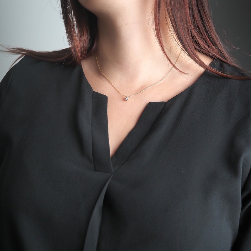 Collier solitaire femme carador en or jaune 375/000 et diamant 0.05 carats serti clos