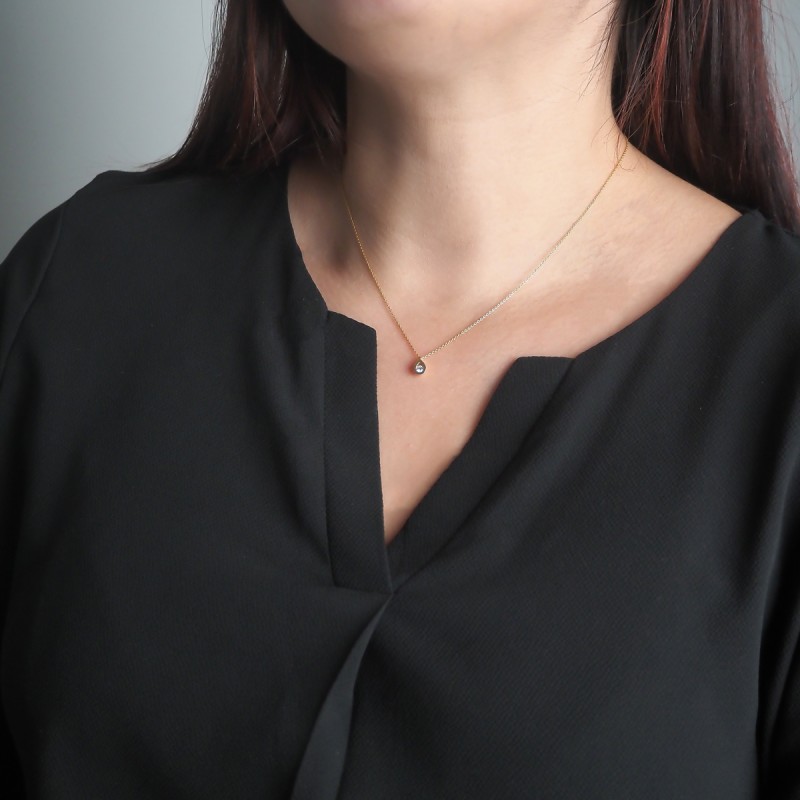 Collier solitaire forme poire femme carador en or jaune 375/000 et diamant