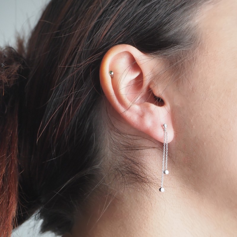 Boucles d'oreilles pendantes fantaisie femme carador en or blanc 750/000 avec diamants sertis clos