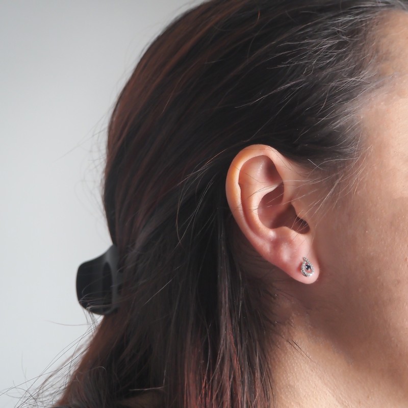 Boucles d'oreilles clous femme carador en or blanc 375/000 et saphir