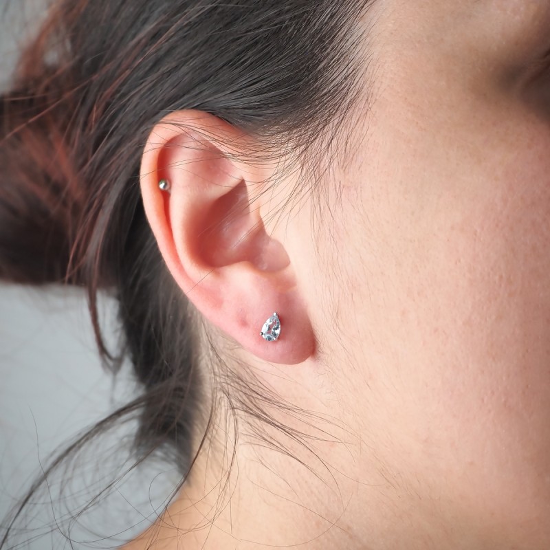 Boucles d'oreilles clous femme carador en or blanc 750/000 et aigue marine serti 3 griffes