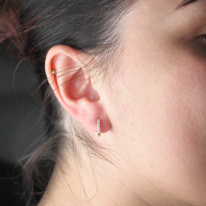 Boucles d'oreilles demi créoles femme carador en or jaune 375/000 et oxydes de zirconium