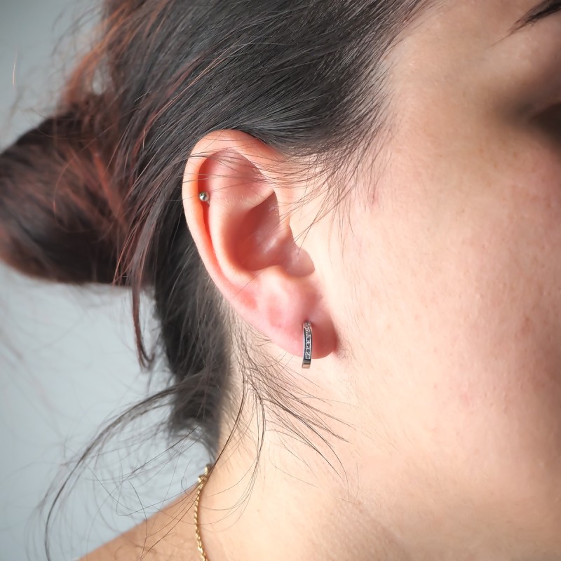 Boucles d'oreilles demi créoles femme carador en or blanc 750/000 et oxydes de zirconium