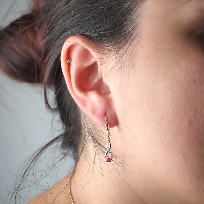 Boucles d'oreilles dormeuses femme carador en or jaune 750/000 et rubis