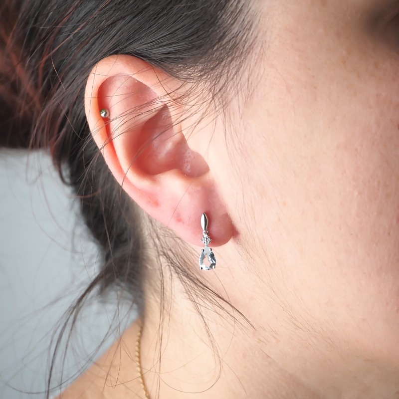 Boucles d'oreilles pendantes femme carador en or blanc 750/000 avec aigues marine et diamants