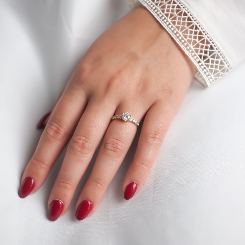 Bague solitaire accompagné or jaune 750/000 avec oxydes de zirconium