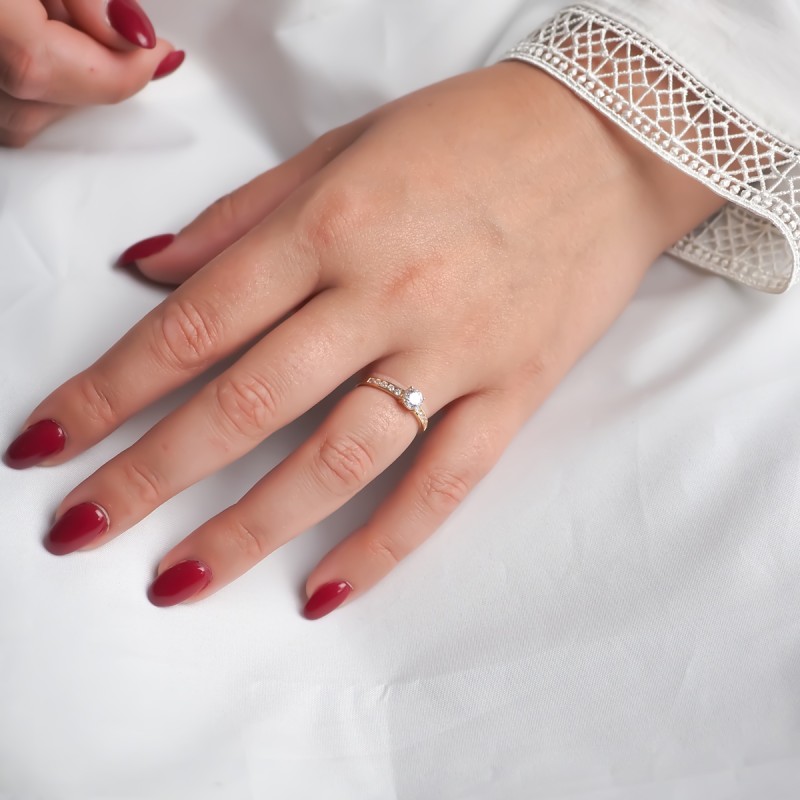 Bague solitaire accompagné femme carador en or jaune 750/000 et oxydes de zirconium