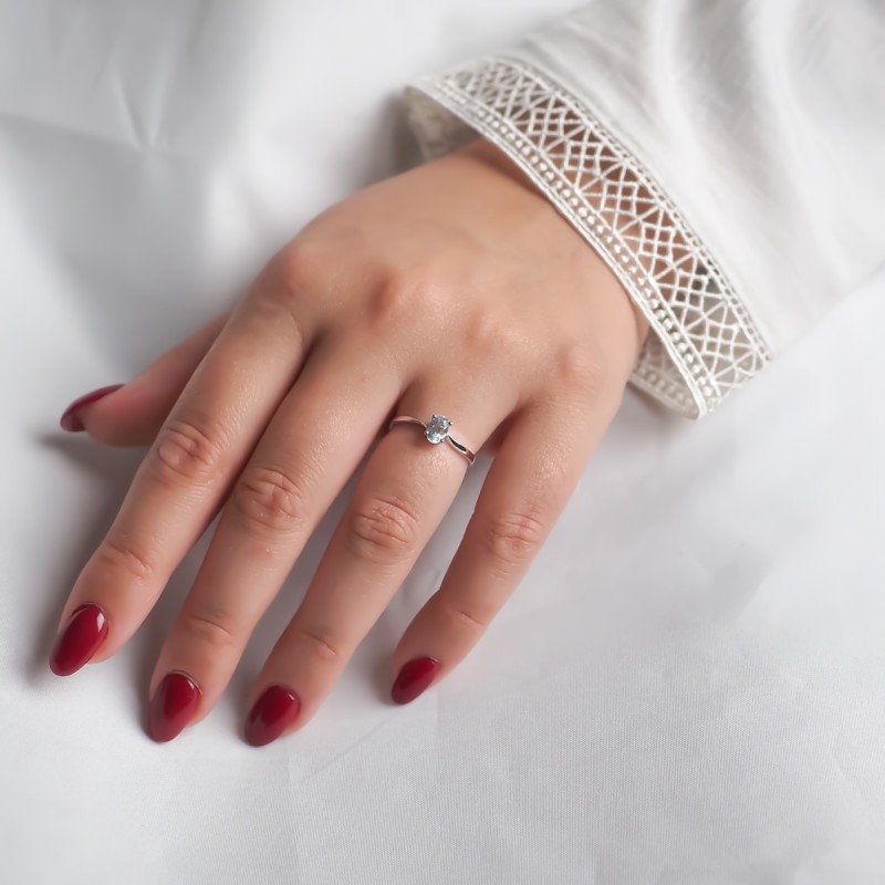 Bague solitaire femme carador en or blanc 750/000 et aigue marine