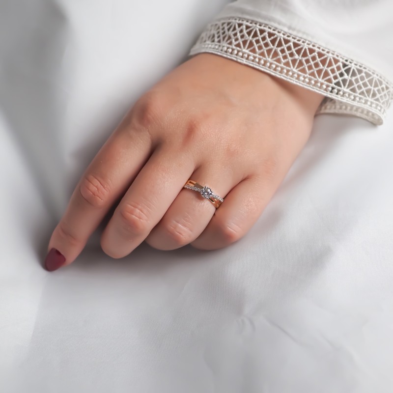 Solitaire accompagné Carador anneau croisé or jaune 375/000 et oxyde de zirconium 1,09 cts