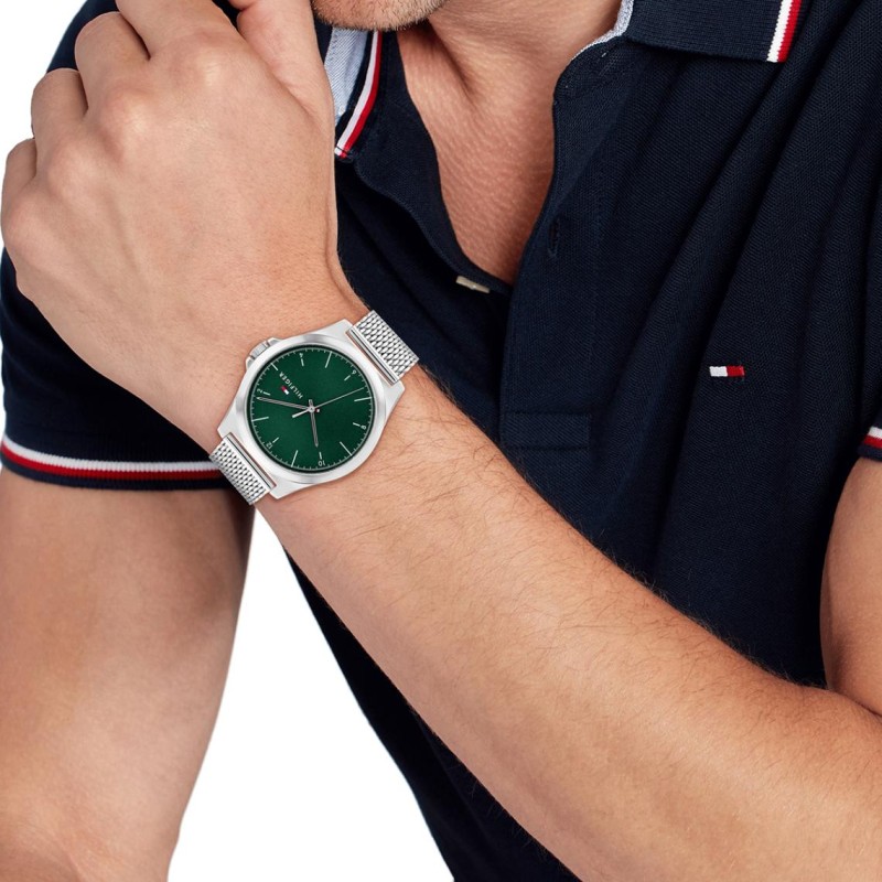 Montre Tommy Hilfiger Homme bracelet milanais argenté fond vert