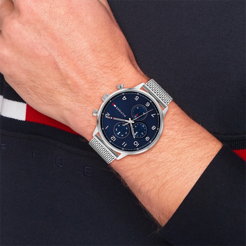 Montre Tommy Hilfiger Leonard multifonction en acier argenté fond bleu