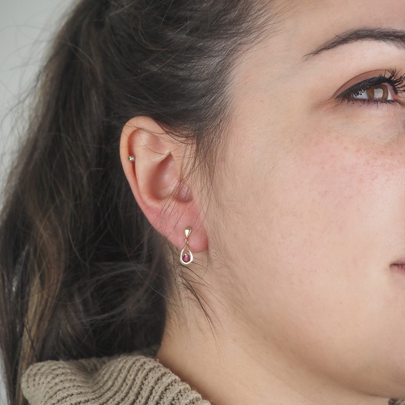 Boucles d'oreilles Carador pendantes goutte or jaune 375/000 et rubis